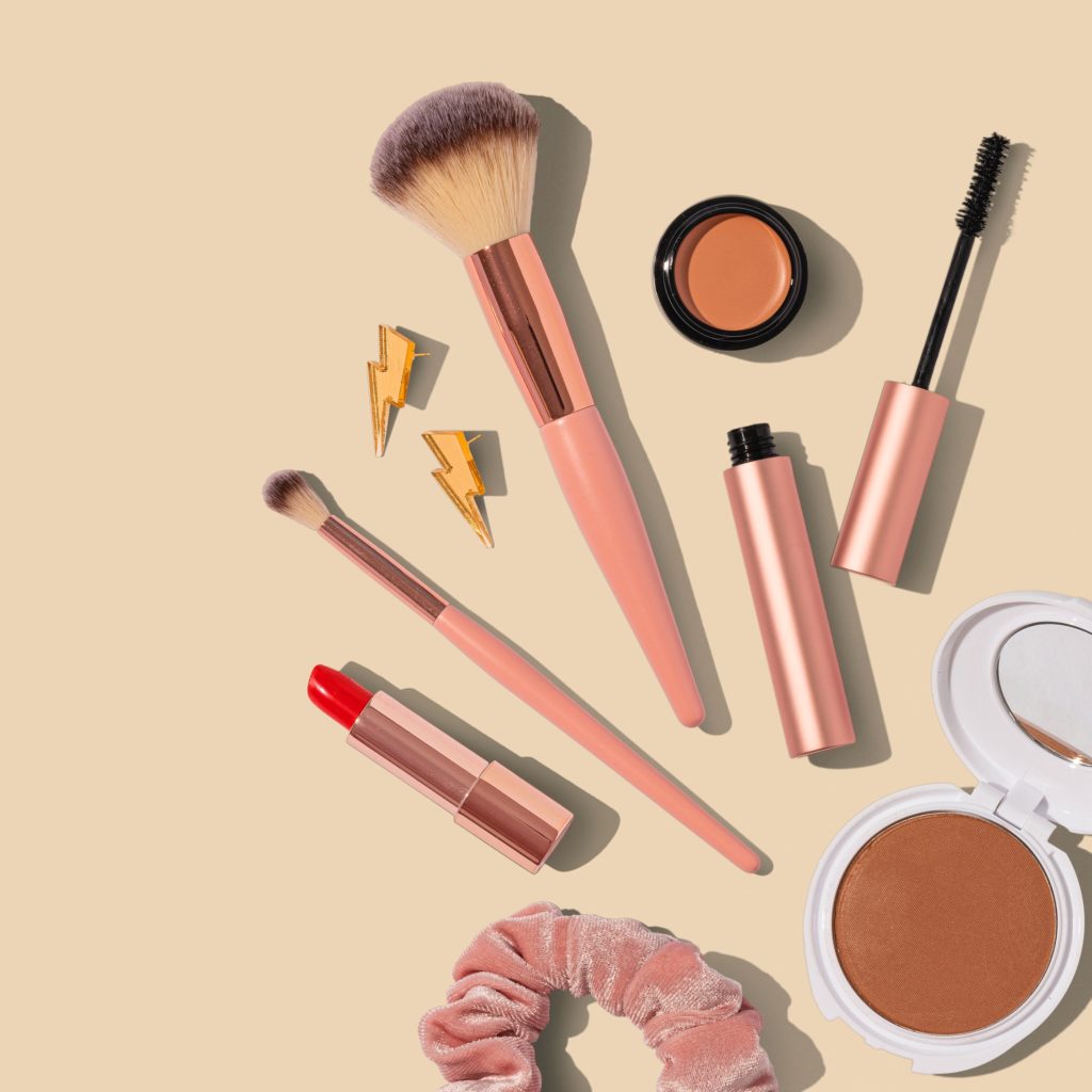 5 Makeup essentials every woman should have in her bag !